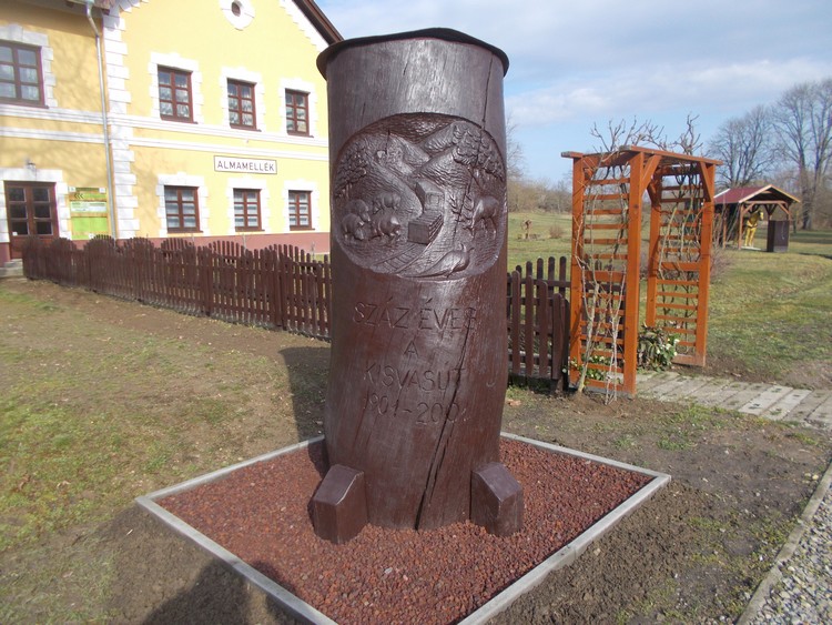almamellek kisvasut emlekoszlop