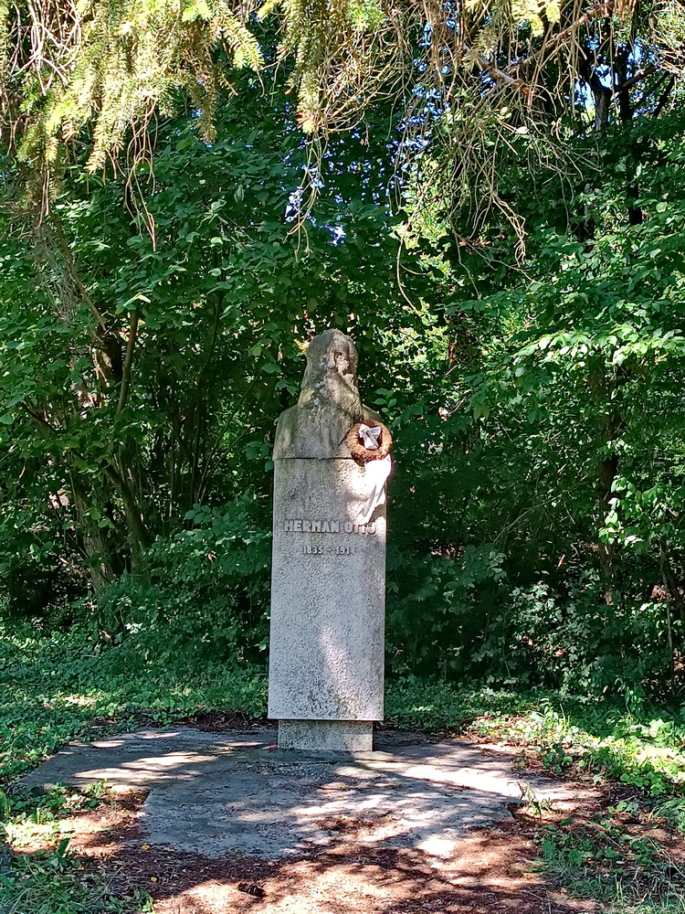 hermann otto szobor